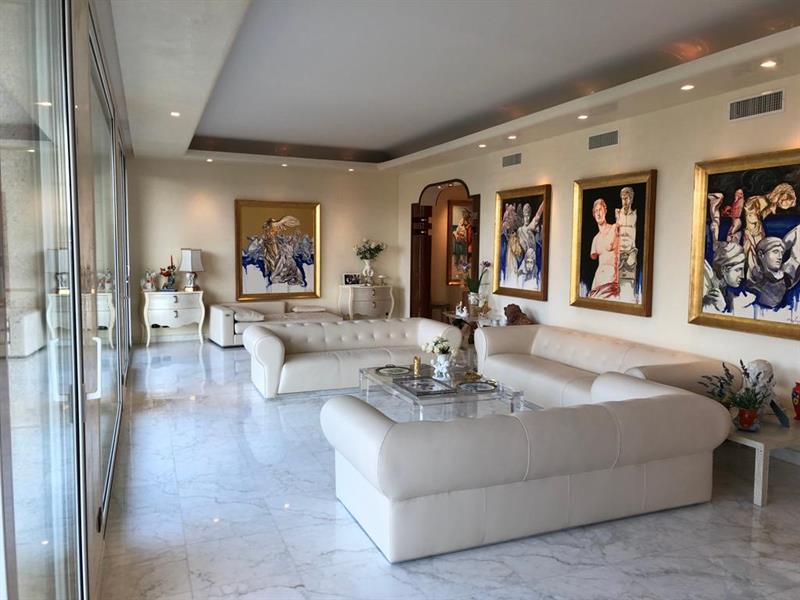 salone con quadri
